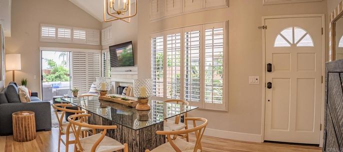 Chandelier, Dining room, Fireplace, Interior, Pendant Lights, Wood Texture Flooring