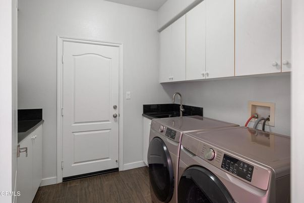 Interior, Washer, Wood Texture Flooring