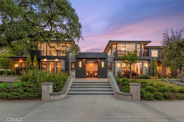 Exterior, Facade, Modern