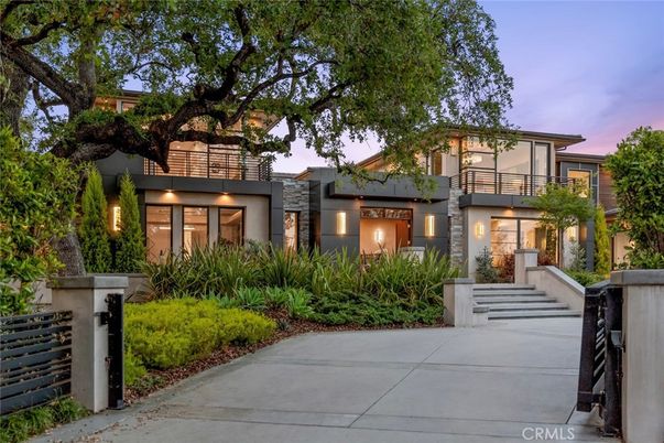 Exterior, Facade, Modern