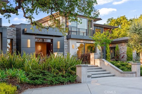 Exterior, Facade, Modern