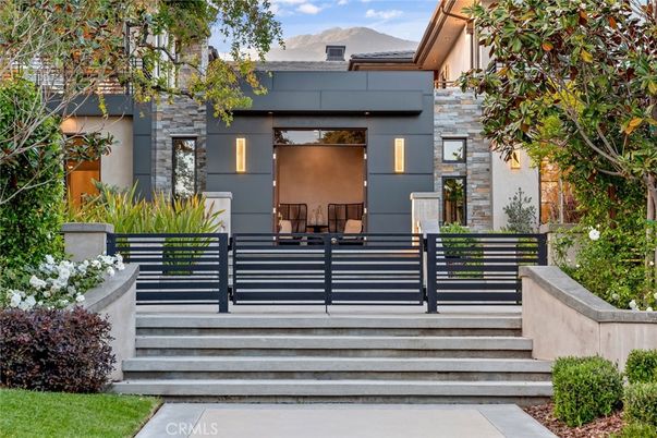 Exterior, Facade, Modern