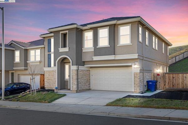 Attached, Exterior, Facade, Mediterranean