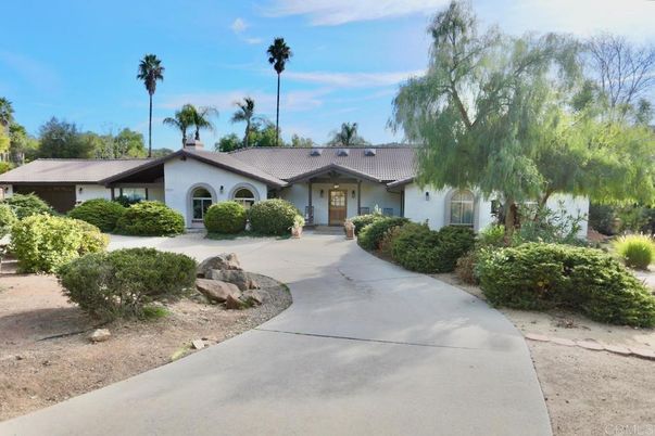 Backyard, Exterior, Facade, Ranch