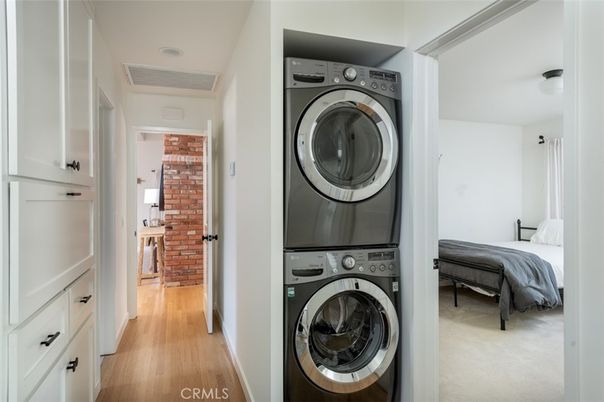 Bedroom, Interior, Utility Closets, Washer, Wood Texture Flooring