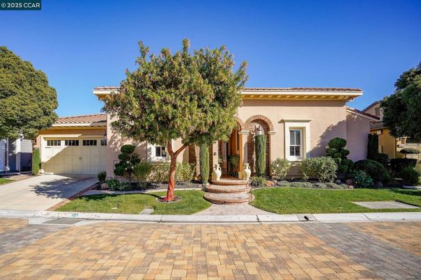 Attached, Exterior, Facade, Mediterranean