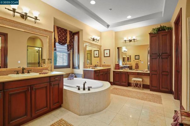Bathroom, Dual Sink Vanities, Interior, Recessed Lighting
