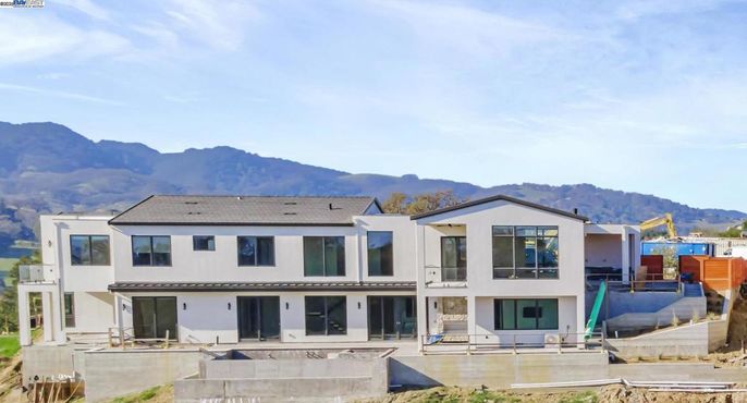 Exterior, Facade, Modern