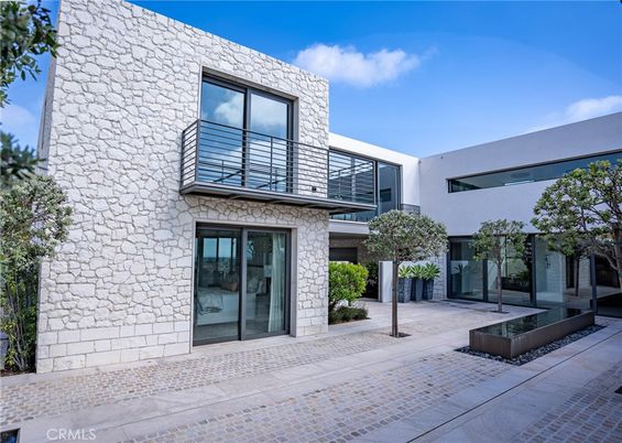 Exterior, Facade, Modern