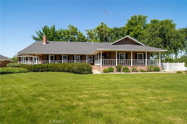 Backyard, Exterior, Facade, Ranch