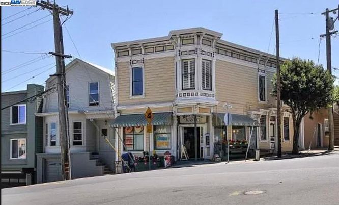 Exterior, Facade, Rowhouse