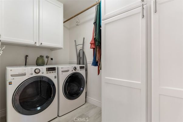 Interior, Washer, Wood Texture Flooring