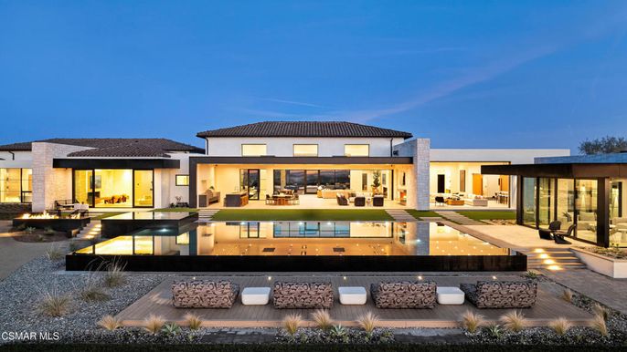 Exterior, Facade, Pool, Modern