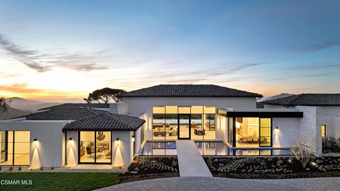 Exterior, Facade, Modern