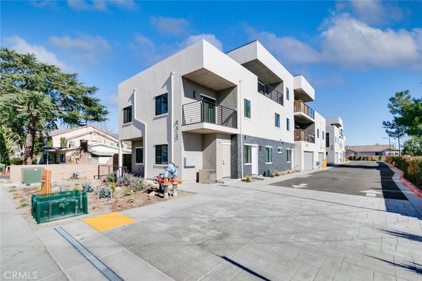 Exterior, Facade, Modern