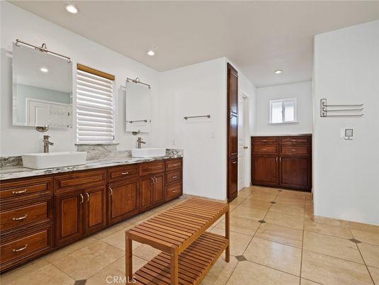 Bathroom, Dual Sink Vanities, Interior, Recessed Lighting