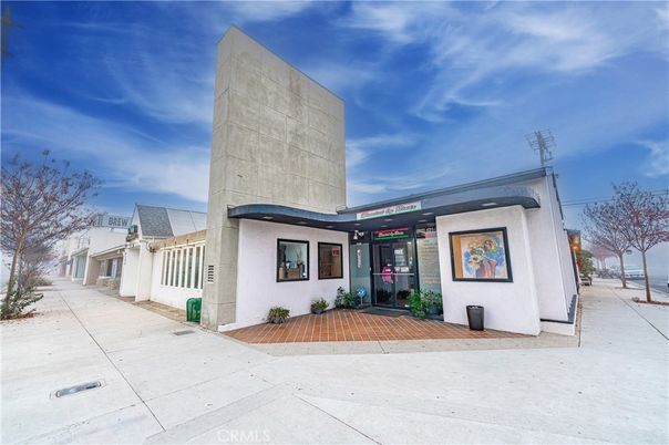 Exterior, Facade, Modern