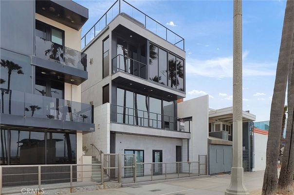 Exterior, Facade, Modern