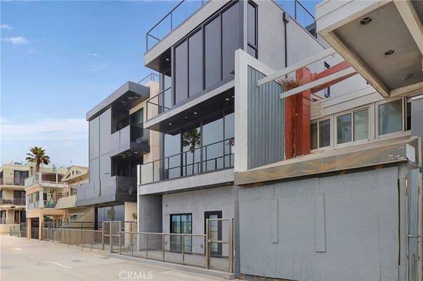 Exterior, Facade, Modern
