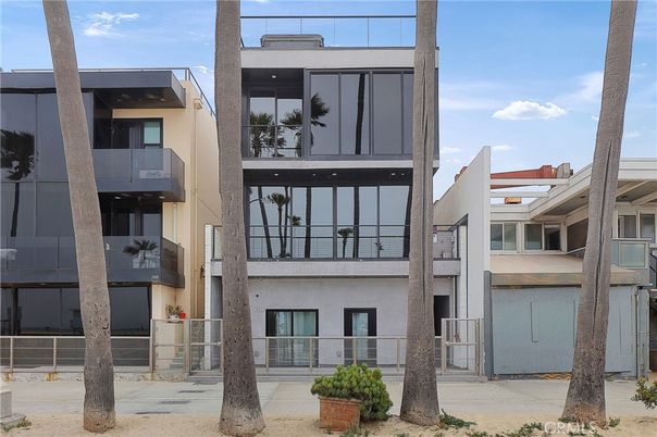 Exterior, Facade, Rowhouse