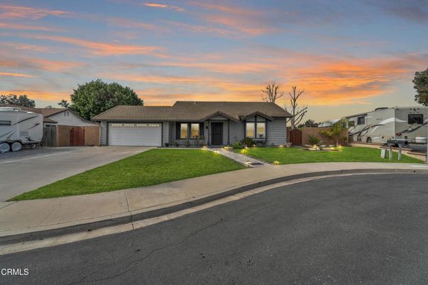 Attached, Exterior, Facade, Ranch