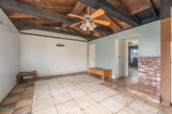 Empty room, Interior, Wooden Beams, Wooden Ceilings