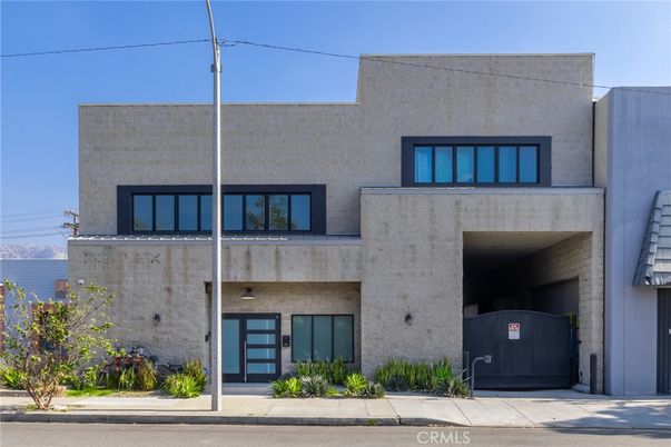 Exterior, Facade, Modern