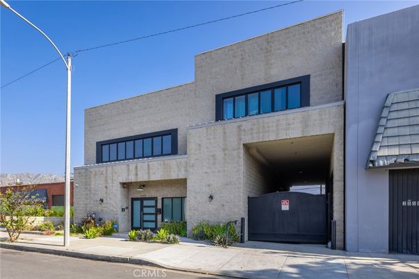Exterior, Facade, Modern