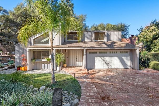 Attached, Exterior, Facade, Ranch