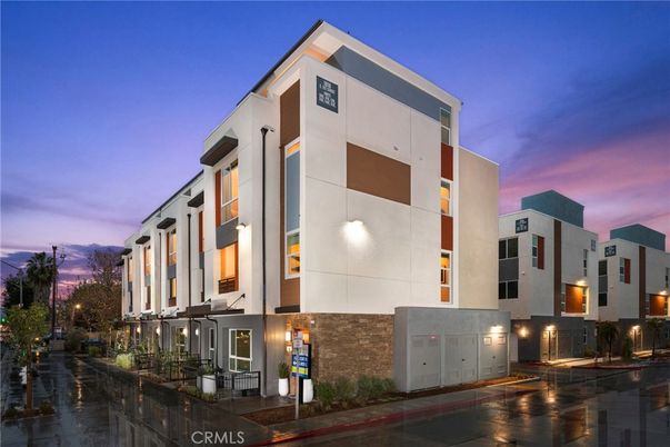 Attached, Exterior, Facade, Modern