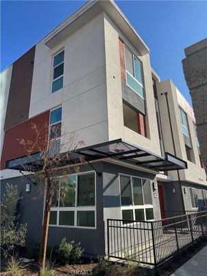 Exterior, Facade, Modern
