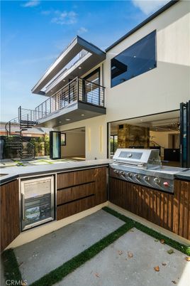 Exterior, Facade, Modern