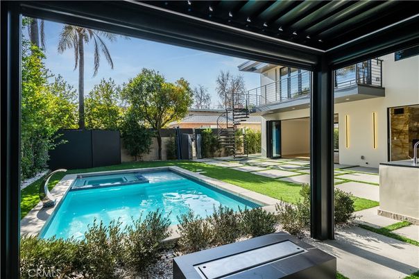 Exterior, Pool