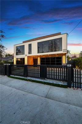 Attached, Exterior, Facade, Modern