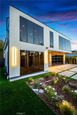 Attached, Backyard, Exterior, Facade, Modern