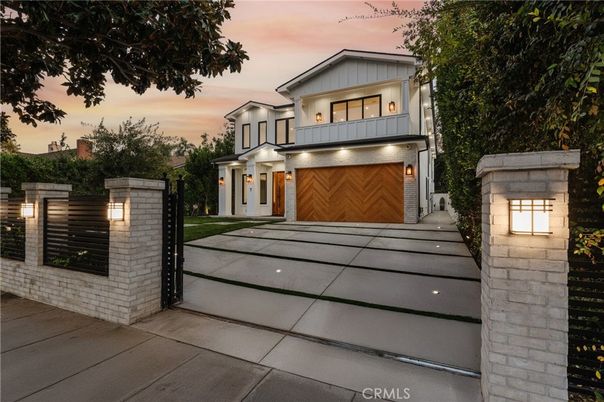 Attached, Exterior, Facade, Modern