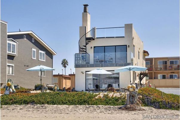 Backyard, Exterior, Facade, Modern