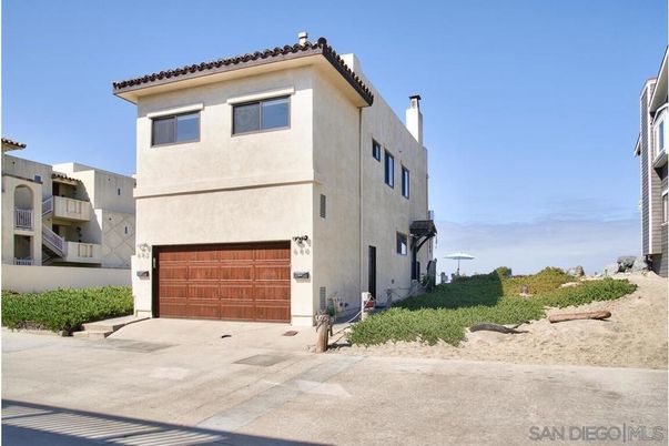 Attached, Exterior, Facade, Mediterranean