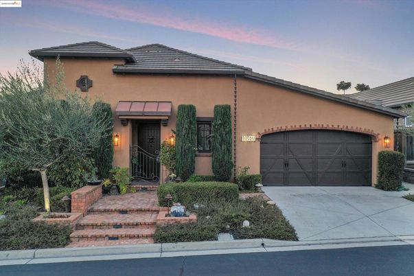 Attached, Exterior, Facade, Mediterranean