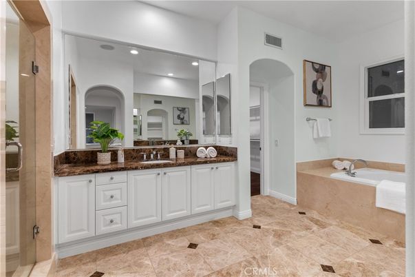 Bathroom, Dual Sink Vanities, Interior, Recessed Lighting