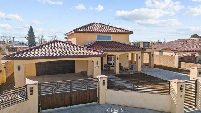 Attached, Exterior, Facade, Mediterranean