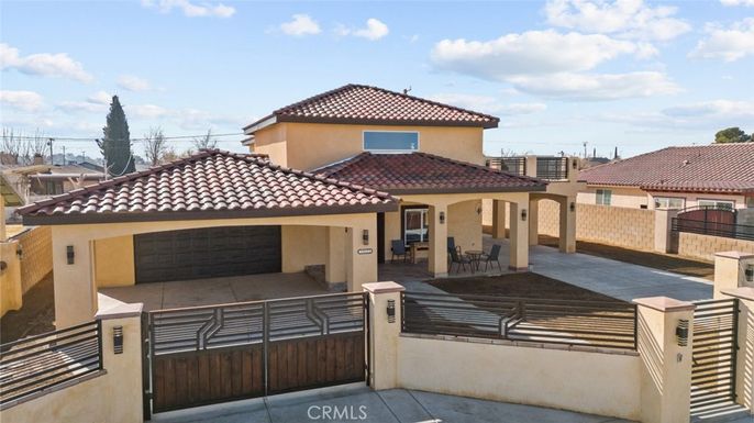 Attached, Exterior, Facade, Mediterranean