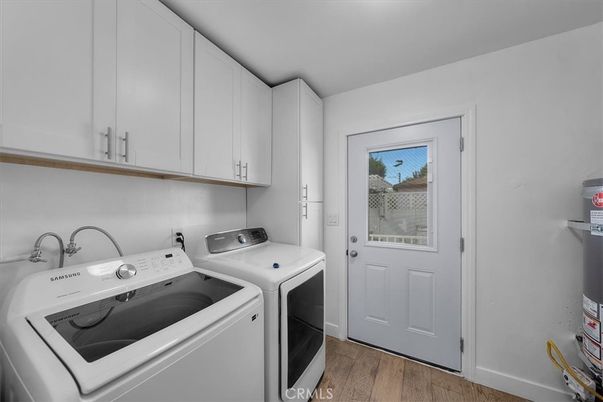 Interior, Washer, Wood Texture Flooring