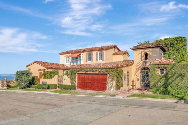 Attached, Exterior, Facade, Mediterranean
