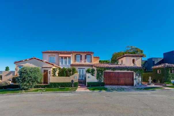 Attached, Exterior, Facade, Mediterranean