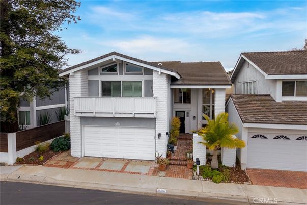 Attached, Exterior, Facade, American Craftsman