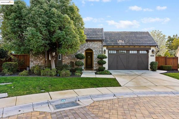 Attached, Exterior, Facade, Brick Traditional