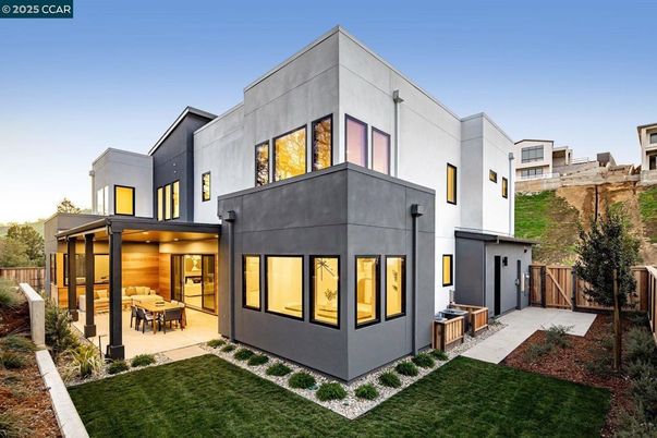 Backyard, Exterior, Facade, Modern