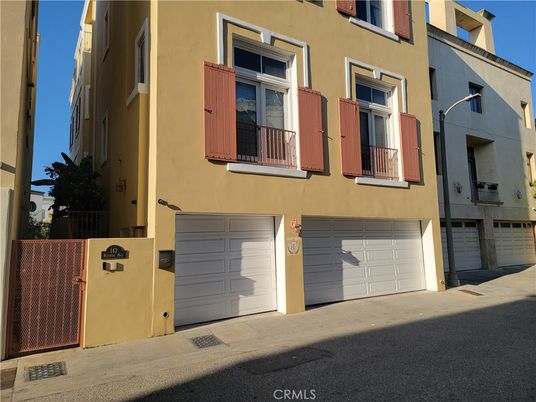 Attached, Exterior, Facade, Rowhouse