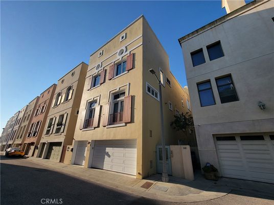 Attached, Exterior, Facade, Rowhouse